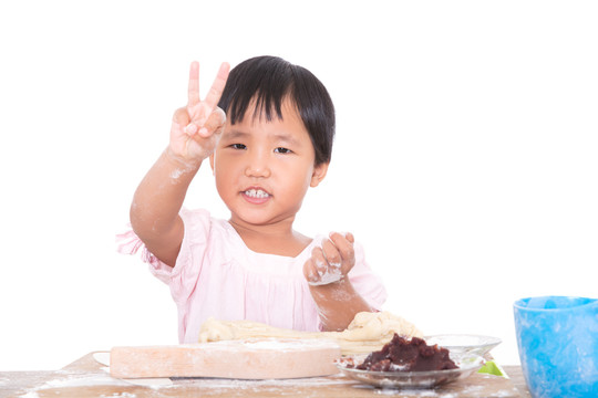 做月饼期间抬头看镜头做手势