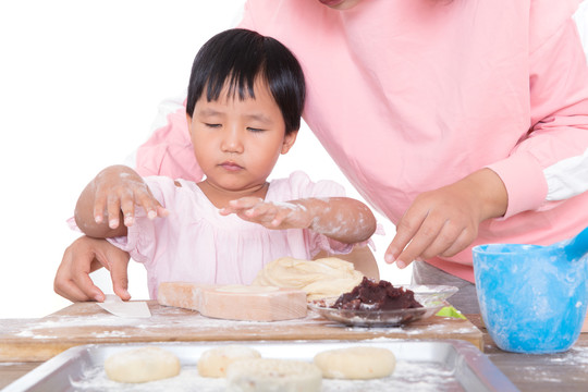 中国妈妈教自己的女儿学习做月饼