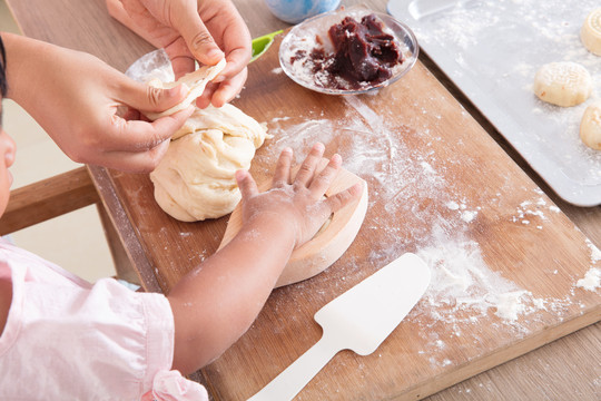 家长教孩子如何制作中秋节的月饼
