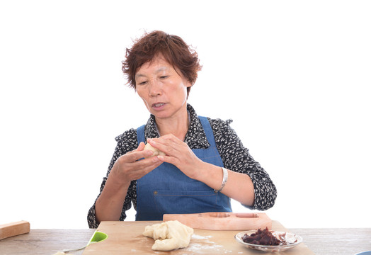 中国妈妈在制作中秋节的月饼