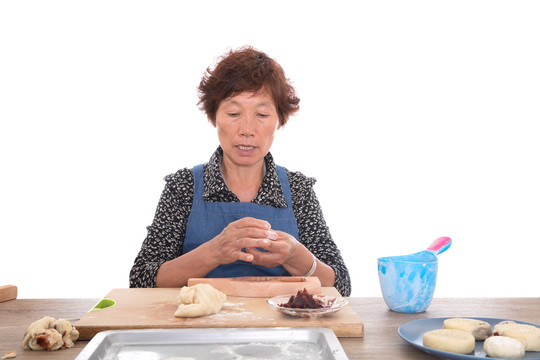 中国妈妈在制作中秋节的月饼