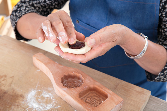 手拿面团制作中秋传统美食月饼
