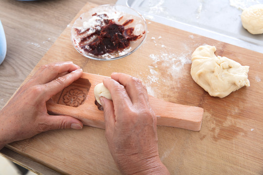 拍摄面点师手部特写制作中秋月饼