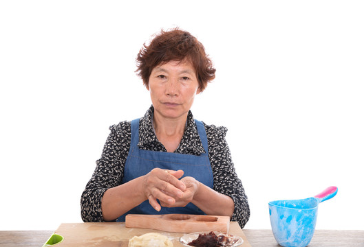 东方妇女在制作中秋节的月饼