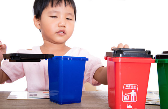 中国小女孩在玩耍分类垃圾桶玩具