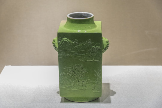 绿釉雕瓷水纹象耳方瓶