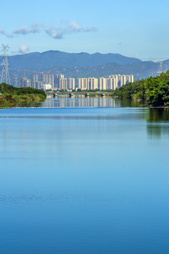 湖面上的城市