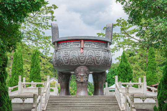 广东肇庆鼎湖山九龙宝鼎