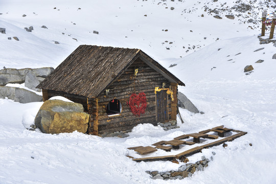 雪中小屋