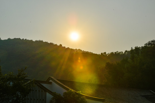 夕阳影射中式建筑