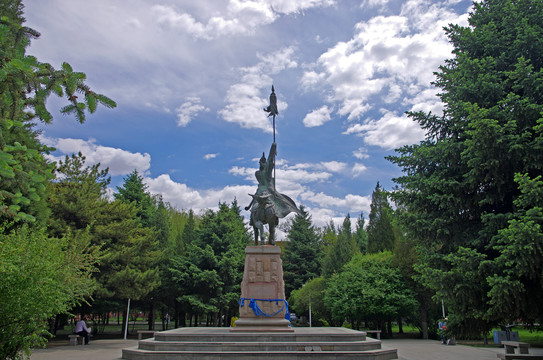 内蒙古大学校园成吉思汗雕塑
