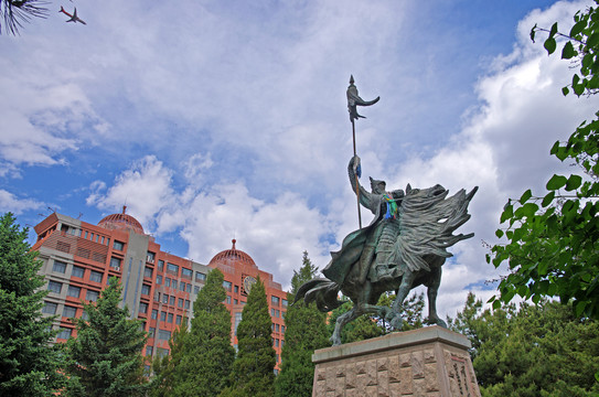 内蒙古大学校园成吉思汗雕塑
