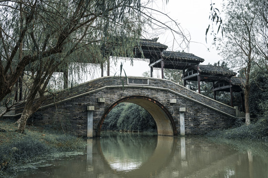 中式园林拱形廊桥
