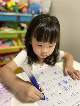认真写字的小孩