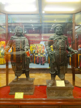 王朝马汉铜像