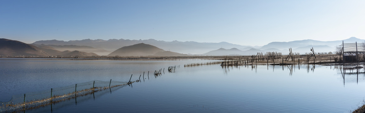 香格里拉纳帕海山脉薄雾自然风光