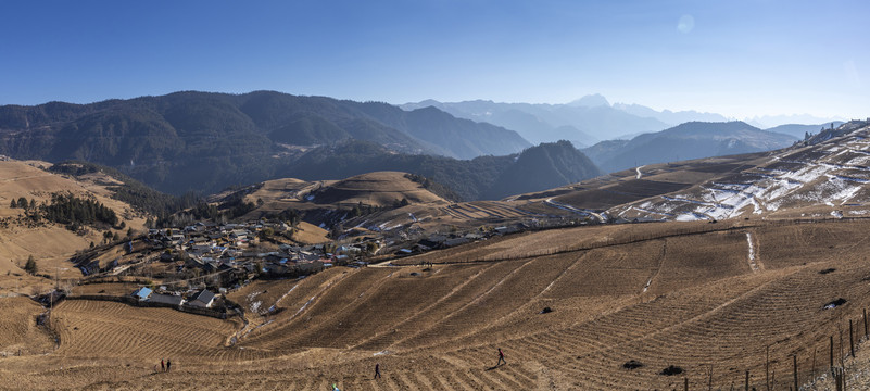 蓝天山脉雪地藏族民居自然风光