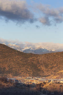 蓝天朝霞雪山藏族民居自然景观