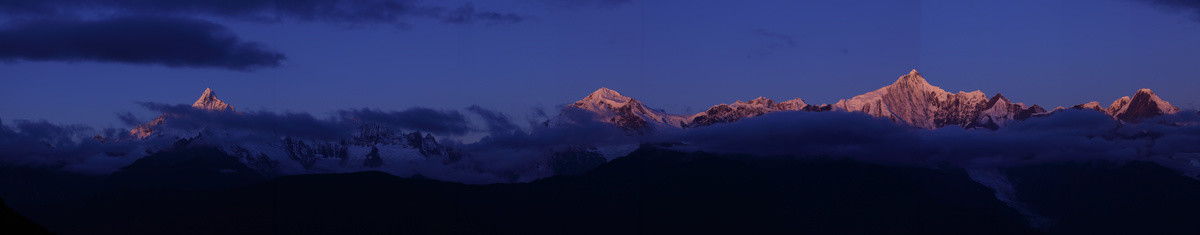 晨光中的梅里雪山诸峰