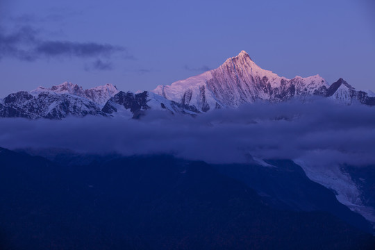 晨光中的梅里雪山卡瓦格博峰