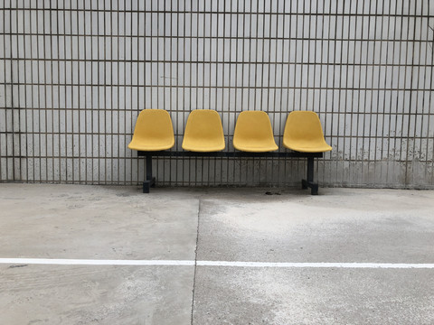 操场黄色椅子