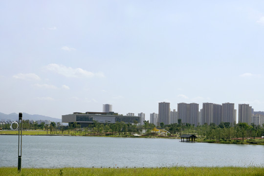 成都东安湖体育公园湖泊及城市