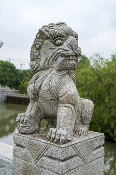 中式园林古建筑石狮子特写