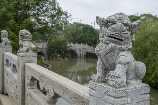 古典园林石桥上的狮子雕刻