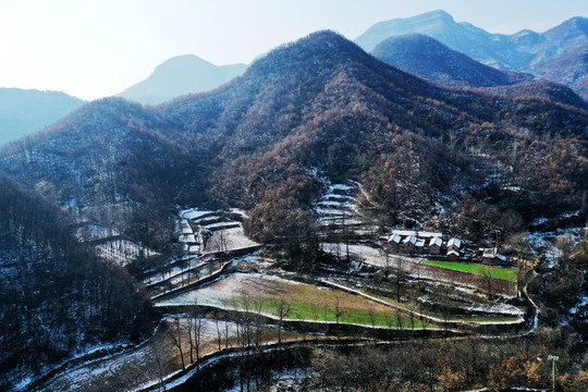 山区农家小雪覆盖