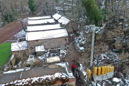 山区农家小雪覆盖