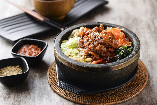 泡菜五花肉石锅拌饭