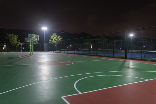 夜晚篮球场