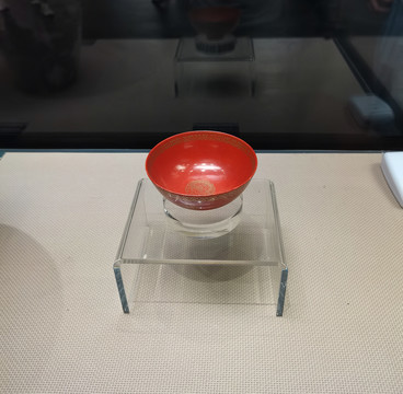 珊瑚红釉描金碗