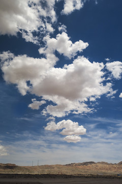 戈壁滩蓝天白云