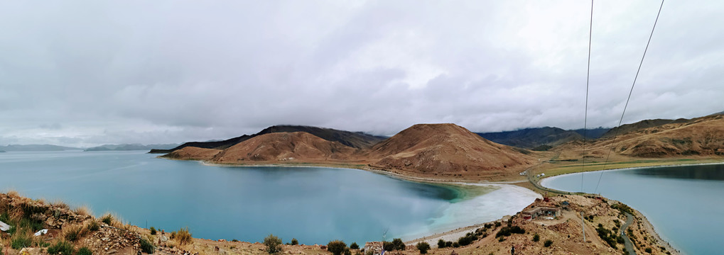 阴天下的羊湖全景