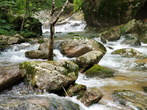 丹东天桥沟山里的溪流和岩石
