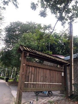 木制告示牌