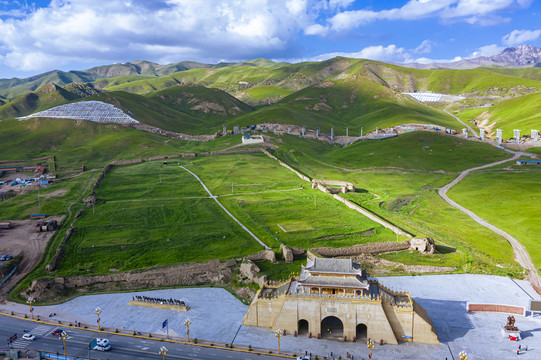 草原山坡古建筑遗存