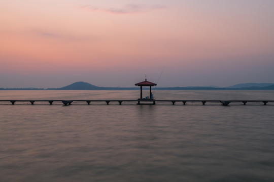 武汉东湖听涛游泳场日出