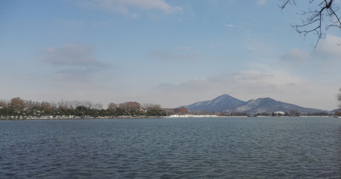 湖水和对岸的山