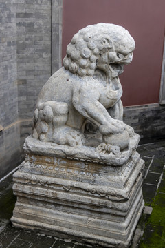 北京东城区智化寺山门前石狮