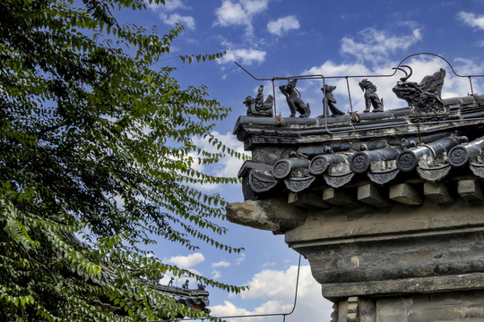 蓝天白云下的北京智化寺脊兽