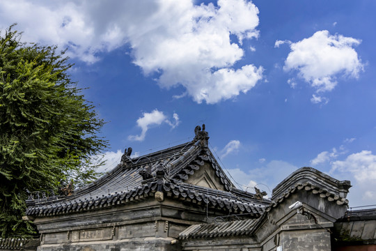 蓝天白云下的北京智化寺古建筑