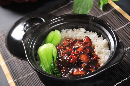 鸡肉香菇煲仔饭