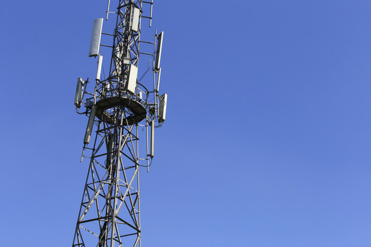 蓝天下的通讯铁塔