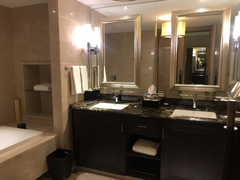 高端宾馆客房卫生间双人洗面台