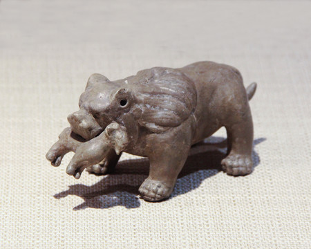 西晋青瓷狮子叼羊瓷塑