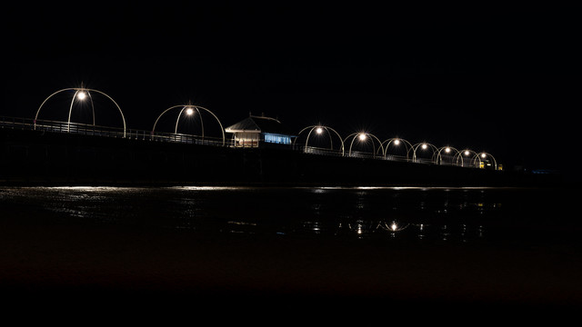 午夜海滨栈桥