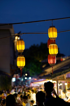 夜晚甘味巷灯笼游客