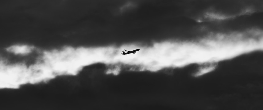 飞机破云